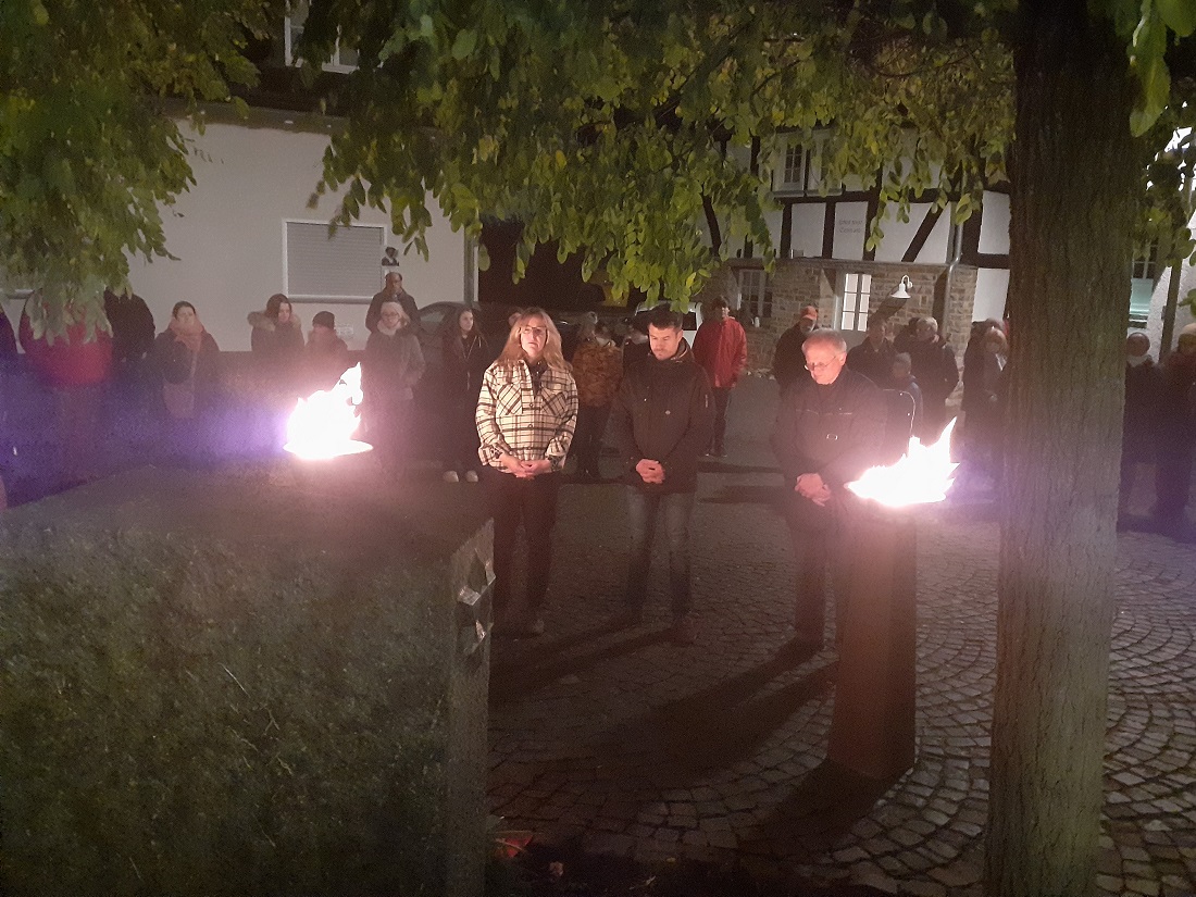 Gedenken mit Kranzniederlegung: (v.l.) Regina Klinkhammer, Stefan Leukel, Johannes Kempf. (Foto: Thomas Sonnenschein)