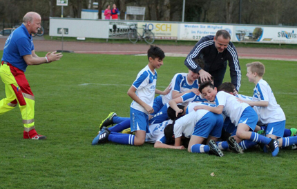 Die Freude war riesig. Spieler und Fans beglckwnschen den Torschtzen der JSG Wisserland. Foto: Verein