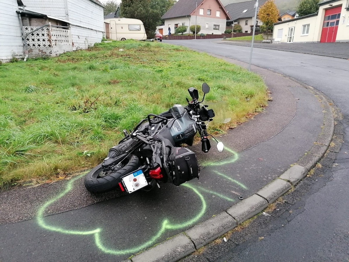 Ein Motorradfahrer wurde bei dem Unfall schwer verletzt. (Fotos: Jrg Fritsch)