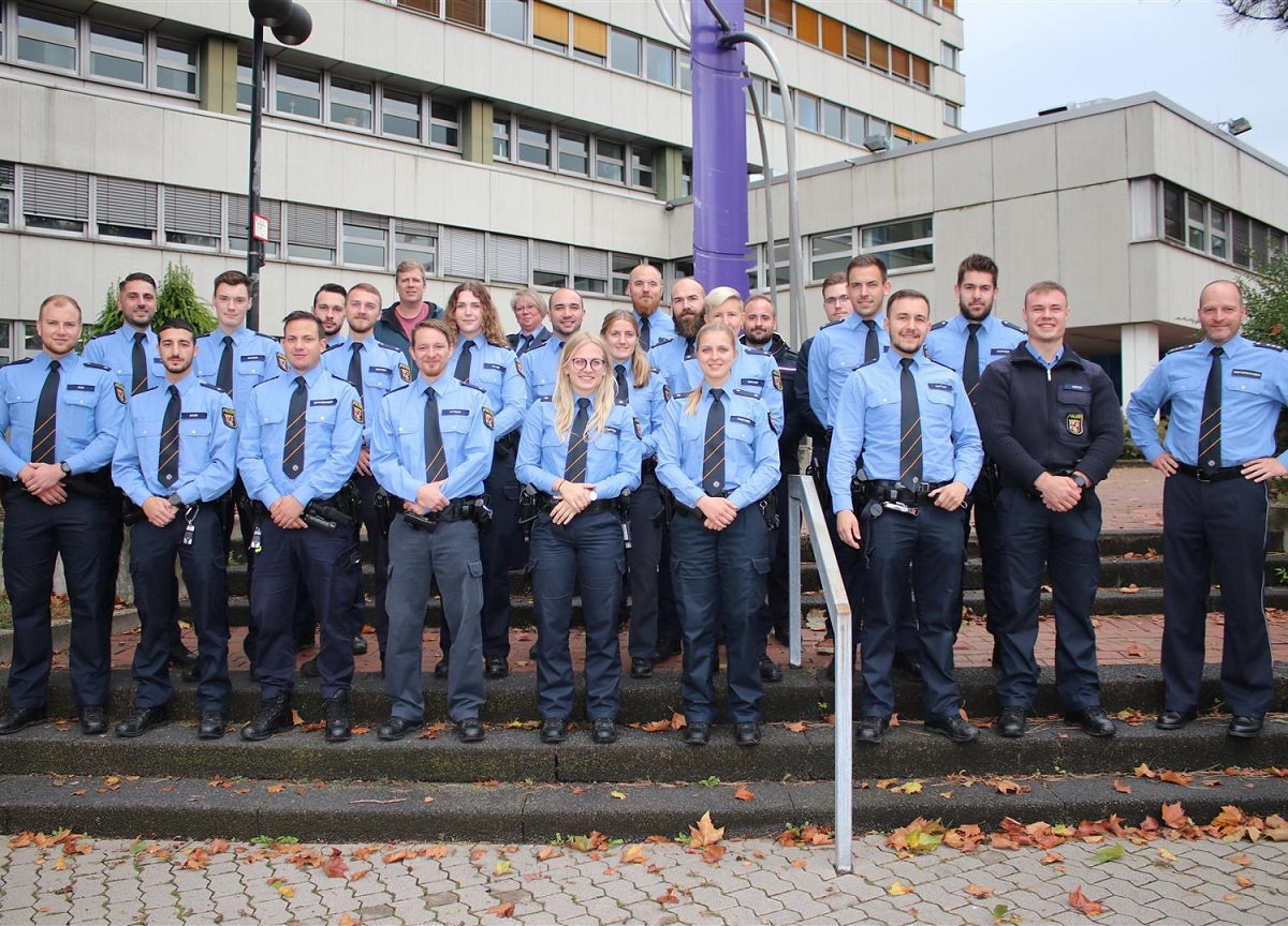 Polizeidirektor Christof Weitershagen(rechts) begrt die neuen Polizisten. (Fotoquelle: Polizeidirektion Montabaur)