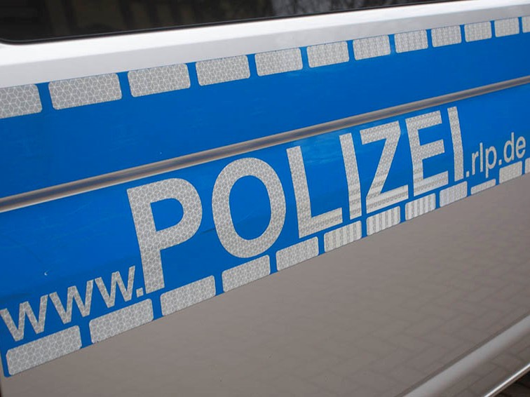 Hchstenbach: Pkw-Fahrer schiebt vorausfahrende Fahrzeuge aufeinander