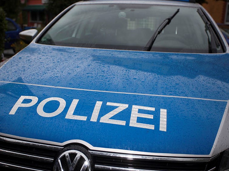 Pfosten in Heuzert gerammt - Die Polizei sucht Zeugen