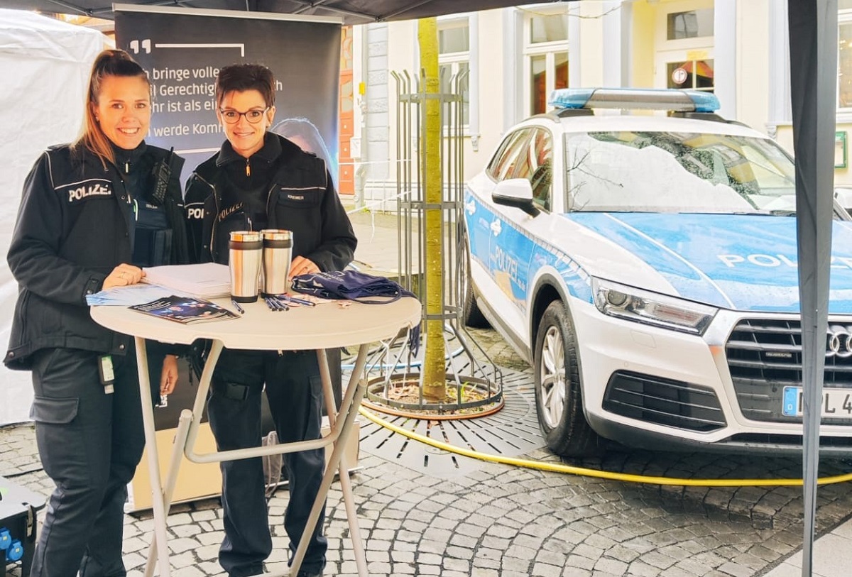 Die Polizeibeamtinnen standen beim Berufsinformationsstand Frage und Antwort. (Foto: Polizeiinspektion Hachenburg)