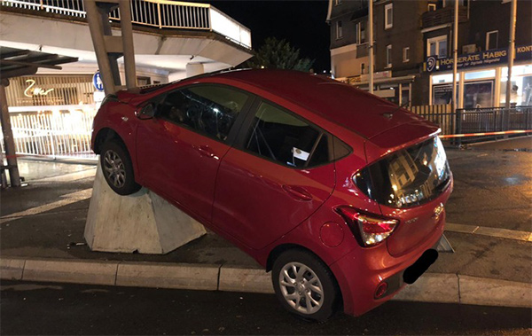 Mit dem Auto gegen Betonfundament der Zeltkonstruktion (Busbahnhof Betzdorf) gefahren. (Foto: Polizei Betzdorf)