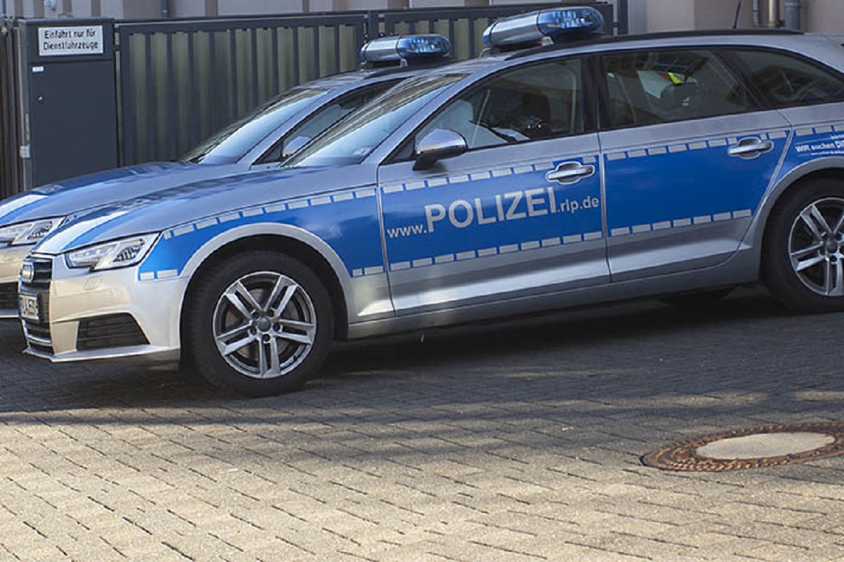 Bendorf: Bus touchiert beim Vorbeifahren einen Baum - Schler von Glassplittern getroffen 