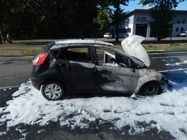 Ausgebrannter PKW des 18-jhrigen Unfallverursachers. Foto: Polizei