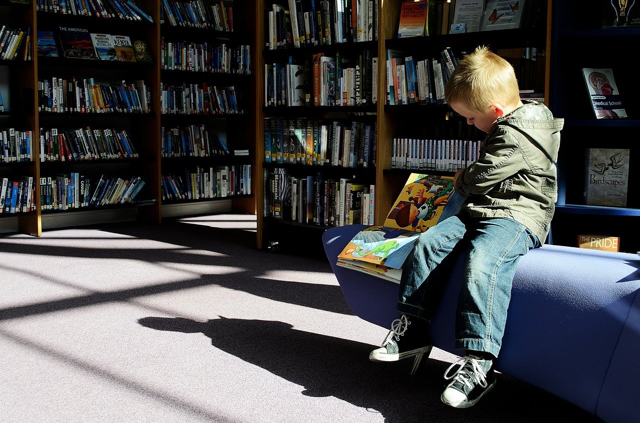 Der "Welttag des Buches" soll Kinder frs Lesen begeistern. Auch in Betzdorf und Altenkirchen sind rund 550 Schler bei der Aktion "Ich schenk dir eine Geschichte" dabei. (Symbolbild)