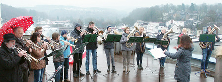 Am Ostermorgen spielte der Posaunenchor der evangelischen Kirchengemeinde Wissen von der Dachterasse des Walzwerk Wissen. (Foto: Posaunenchor) 