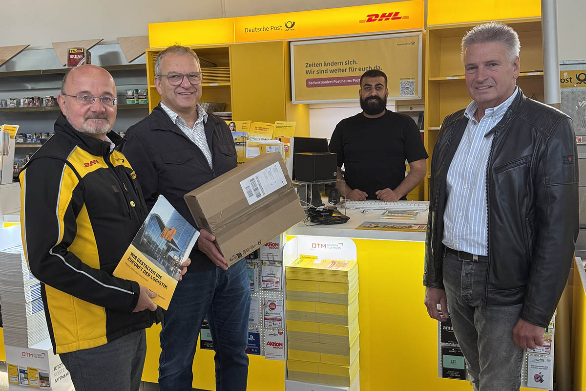 Von links: Peter Mayer, Politikbeauftragter DHL Group; Berno Neuhoff, B�rgermeister der Stadt und Verbandsgemeinde Wissen; Fauwaz Humam Kamel, neuer Betreiber der Postfiliale. Foto: Markus R�dder, Verbandsgemeindeverwaltung Wissen