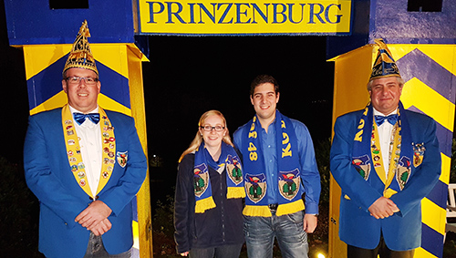 Kati Ockenfels und Andr Wilsberg (Bildmitte) fiebern schon ihrer Proklamation am 25. November entgegen. Links: Holger Becker, Chef der Burggrafen, rechts: Sitzungsprsident Bubi (Ralf Noll). Foto: Rolf Schmidt-Markoski