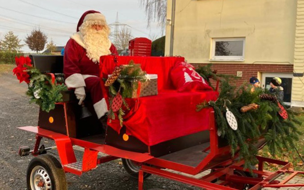 Nikolaus kam mit dem Traktor angefahren. (Fotos: privat)