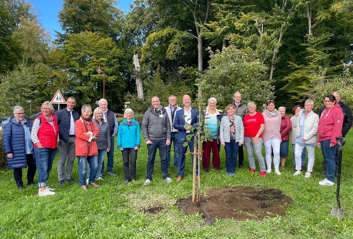 Der Prses der Evangelischen Kirche im Rheinland, Dr. Thorsten Latzel, hat heute im Rahmen der Aktion "7 Trees" einen Apfelbaum gepflanzt. (Fotos: privat)
