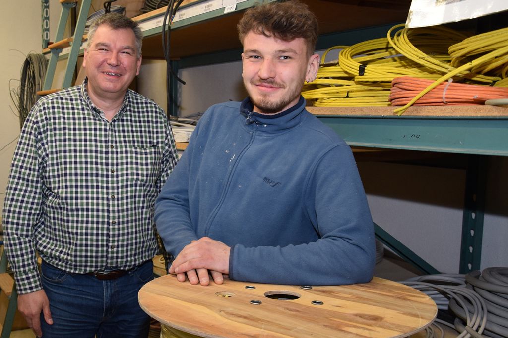 Elektrotechnikermeister Martin Michels (links) und Praktikant Ben, der nun auf eine Ausbildung im Unternehmen aus Hhr-Grenzhausen zusteuert. Fotos: HwK Koblenz