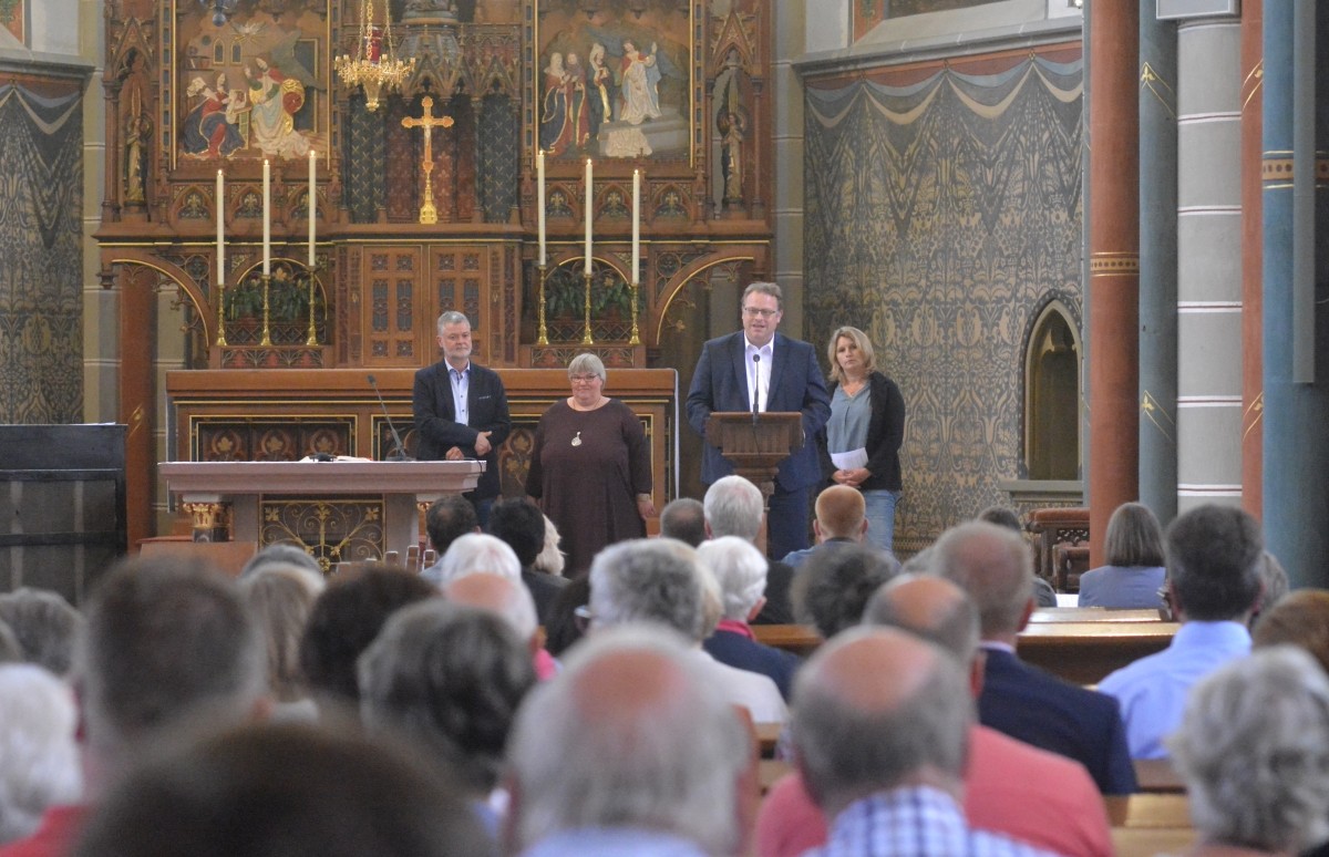 Die Vielfalt des pastoralen Raumes spiegelte sich auch bei den Wortbeitrgen. Hier spricht gerade der Kreisbeigeordnete Tobias Gerhardus. (Fotos: tt)