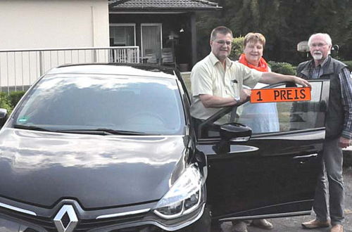 Ulrich Fischer und Jutta Fischer (von links) von den Freunden der Kinderkrebshilfe Gieleroth haben den Renault Clio an Wilfried Sapel aus Woldert bergeben. (Foto: kk)