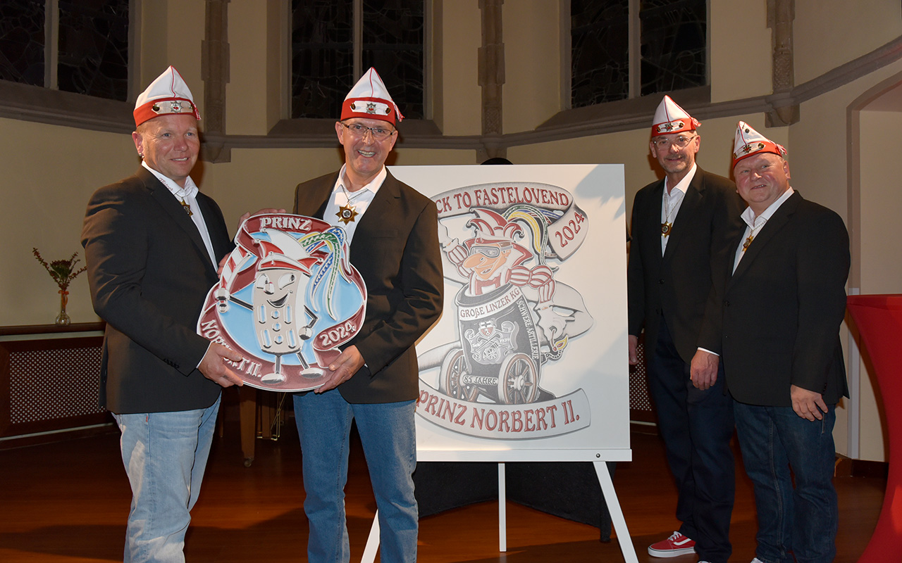 Ralf Rondi (von links), Norbert Adams, Horst Schreiber und Michael Nietzard prsentieren Prinzenndelchen und Prinzenorden. (Fotos: sol)