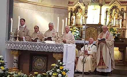 Mit einem Festhochamt in der Pfarrkirche in Horhausen feierte die Pfarreiengemeinschaft Neustadt-Horhausen-Peterslahr gleich zwei Priesterjubilen. Hauptzelebrant war Jubilar Egon Mller (vierter von links), rechts neben ihm Jubilar Julius Peter Meffert. Fotos: privat