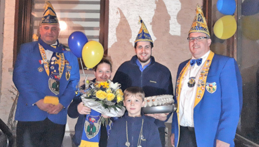 Sessions-Auftakt bei der KG Burglahr: (von links) Sitzungsprsident Bubi (Ralf Noll), stolzer Vater des Prinzen, Prinzessin Karen und Prinz Dominik I. , KG-Vorsitzender Holger Becker und vorne der angehende Kinderprinz Levin Becker. (Foto: Petra Schmidt-Markoski)