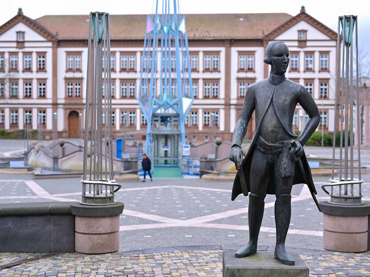 Anklage wegen Totschlags: Mann soll Ehefrau mit neun Messerstichen getötet haben