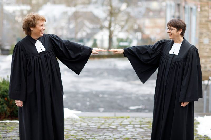 Die neue Prpstin Sabine Bertram-Schfer (rechts) und die scheidende Prpstin Annegret Puttkammer. Fotos: Peter Bongard