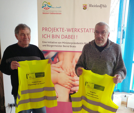 Die Projekte-Gruppen Anlagenpflege in der Gemeinde und Brgerbus werden von der Verbandsgemeinde mit Warnwesten ausgestattet, die Raimund Nassen (links) und Olaf Dietze prsentieren. Die Warnwesten sollen nicht nur der Sicherheit der Personen im ffentlichen Verkehrsraum dienen, sondern auch ein Wiedererkennungsmerkmal der Initiative bei der Arbeit in der ffentlichkeit darstellen. (Foto: Verbandsgemeindeverwaltung Betzdorf-Gebhardshain) 