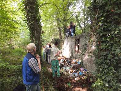 Gemeinsam wurde hier Mll und Unrat beseitigt. Fotos: Verwaltung