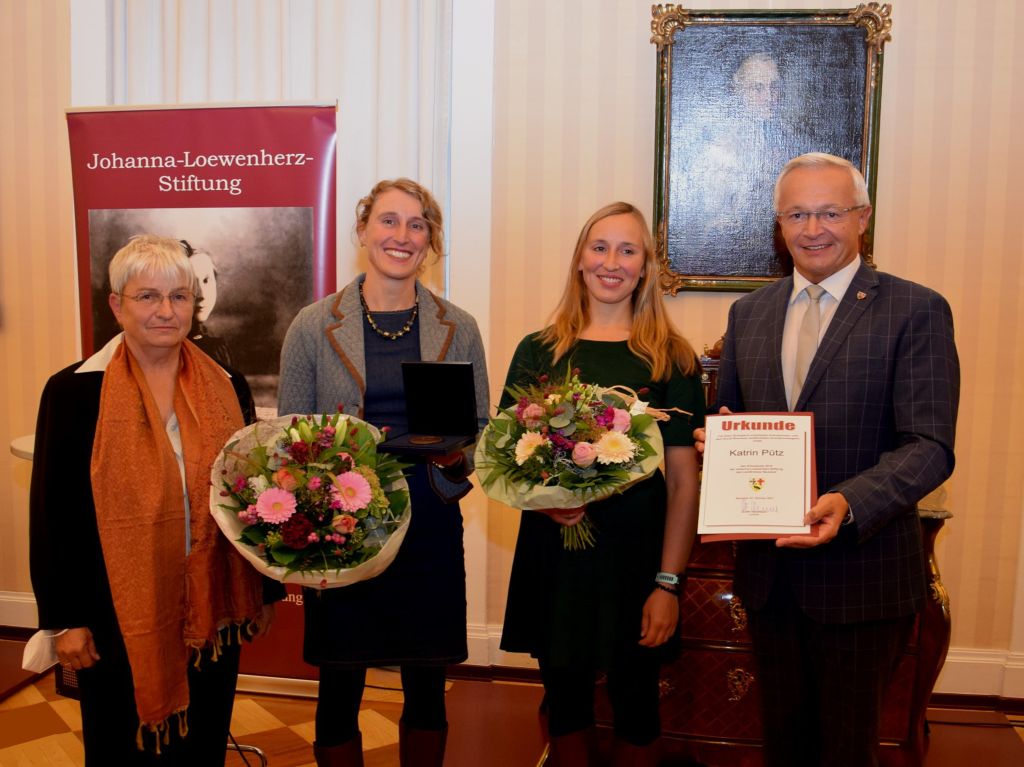 Die Ehrenpreistrgerin Katrin Ptz (2.v.links) mit ihrer Schwester Christina Fries, die stellvertretend fr die erkrankte Elizabeth Baumann die Laudatio verlas, Landrat Achim Hallerbach und die Gleichstellungsbeauftragten des Landkreises Doris Eyl-Mller (1.v. links) bei der Preisverleihung. Foto: privat