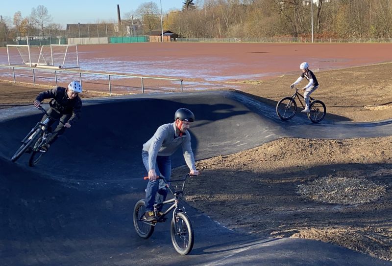 Anton Orthey, Stadtbrgermeister Stefan Leukel und der Radprofi Fabio Schfer drehen die ersten Runden bei der inoffiziellen Erffnung des Pumptracks im November (v.r.n.l.). Foto: privat