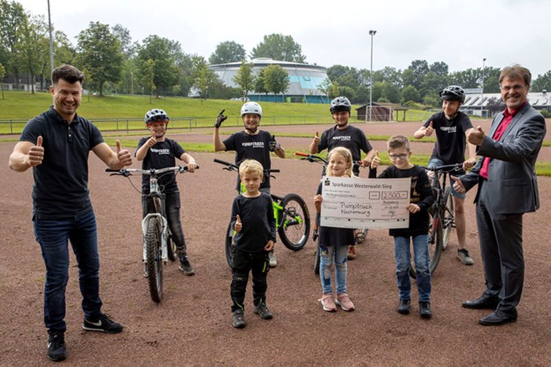 bergabe des Spendenschecks fr den Bau der Pumptrack Hachenburg. Foto: privat