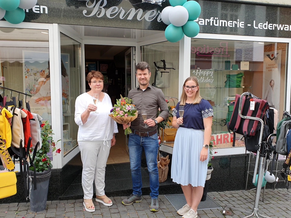 Stadtbrgermeister Stefan Leukel und Citymanagerin Timea Zimmer (rechts) gratulieren Ursula Hess zum 100-jhrigen Bestehen ihres Geschfts. (Fotos: Stadt)  