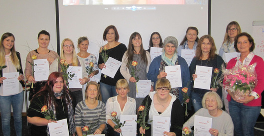 17 Erzieherinnen aus Kindertagessttten im Westerwald haben erfolgreich eine berufsbegleitende Weiterbildung zu Sprachfrderkrften absolviert. (Foto: Kreisverwaltung Altenkirchen)