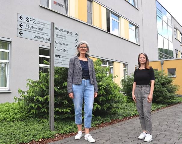 Antje Maaß-Quast (links) und Marina Beer vor der DRK-Kinderklinik Siegen. Foto: privat