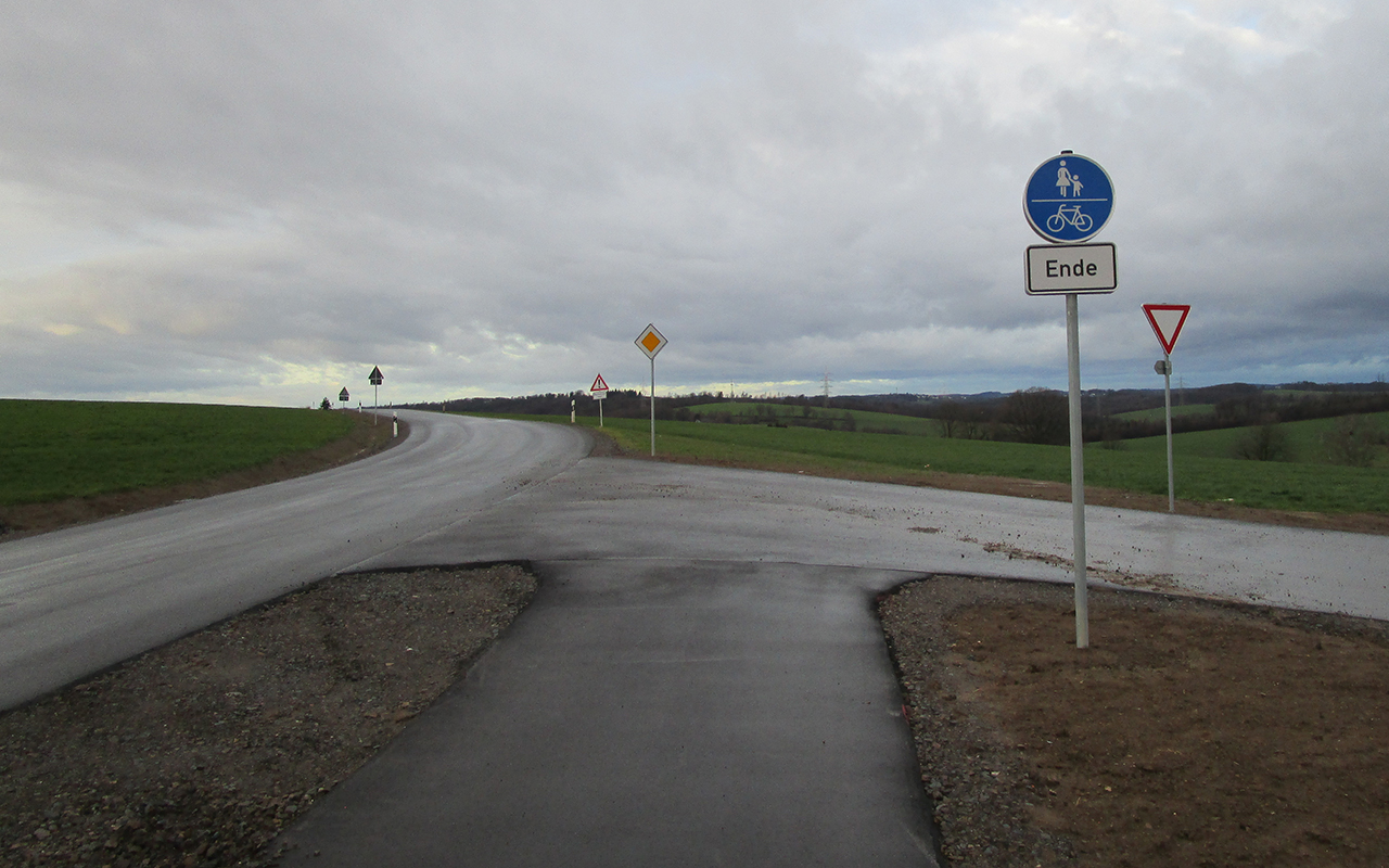 An der Abzweigung endet der Rad- und Fuweg. (Fotos: Gnter Freese)