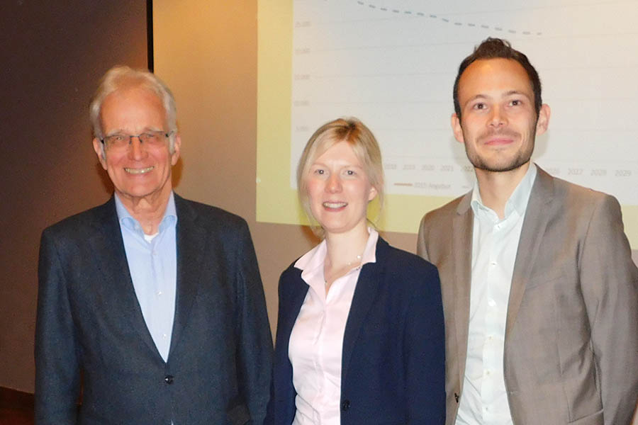 Jenny Groß und Dominic Bastian mit Dr. Rainer Bölling (links). Fotos: wear