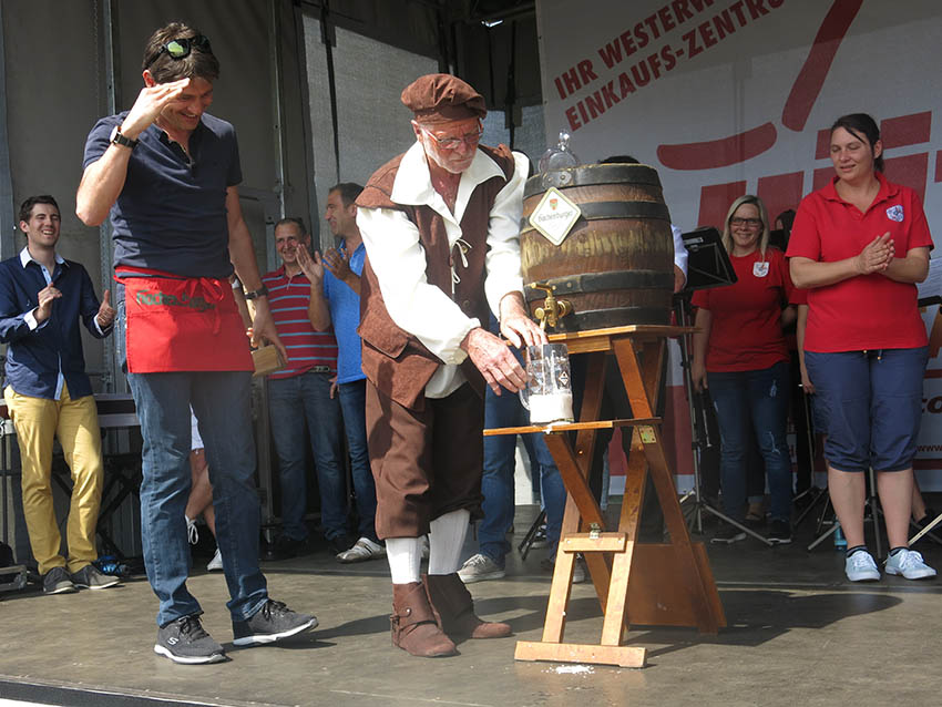 Ein znftiger Fassanstich gehrt einfach dazu. Fotos: wear