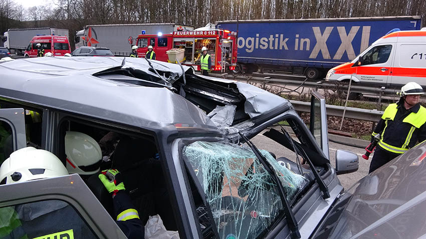 Sattelzug mit Schttgut kippt auf A 48 um