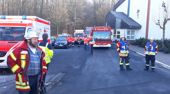 Reizgas-Alarm in Ransbach-Baumbach: Zahlreiche Einsatzkrfte sind an der Erich-Kstner-Realschule plus. (Video Fotos: Wolfgang Tischler)