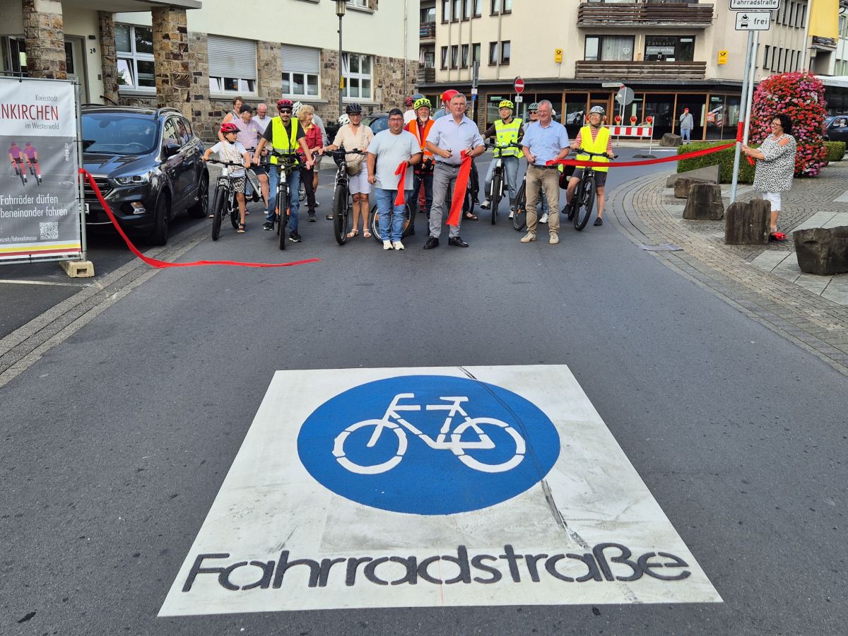 Es ist vollbracht: Die erste �Fahrradstra�e� in Altenkirchen wurde standesgem�� eingeweiht. (Foto: vh)