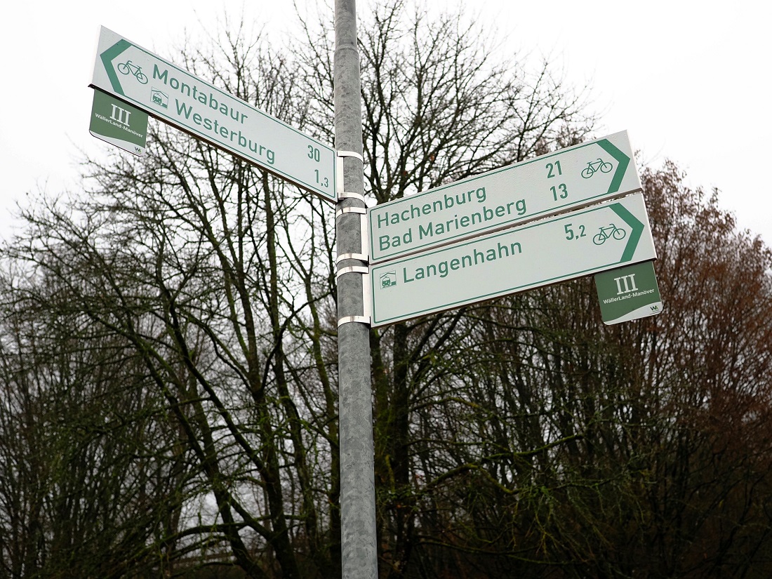 Die rmische III (3) markiert den richtigen Weg. (Fotoquelle: Westerwald Touristik-Service)