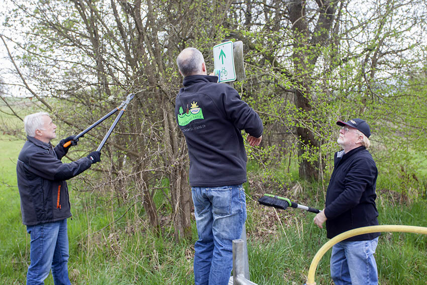 Freiwillige Helfer kontrollieren Radwege im Puderbacher Land 