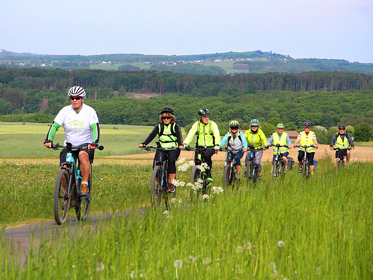Bei bestem Wetter ging es für die Radfahrer auf Erlebnistour durch den Westerwald. (Foto: Raderlebnis Westerwald)
