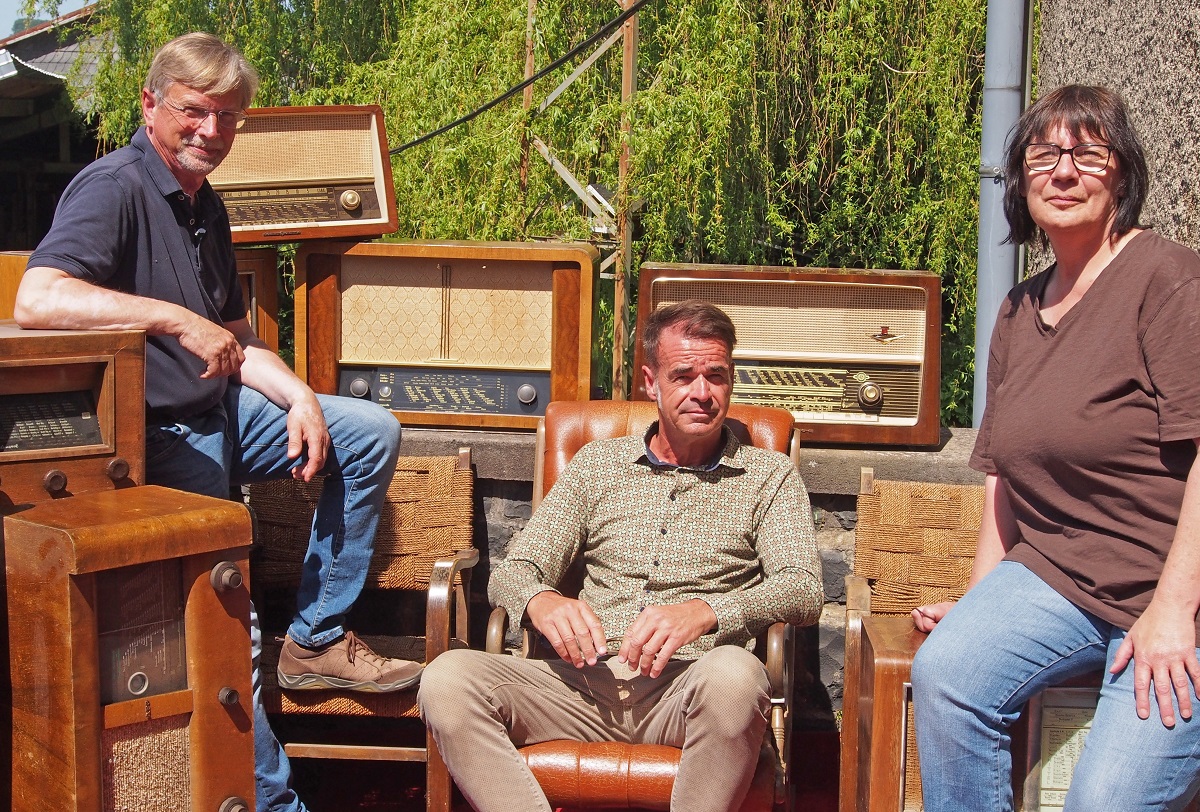 Martin Rudolph, Bernd Gudernatsch und Carmen Engel (von links) bei der bergabe der Rhrenradios im Stffel-Park. (Foto: Tatjana Steindorf)