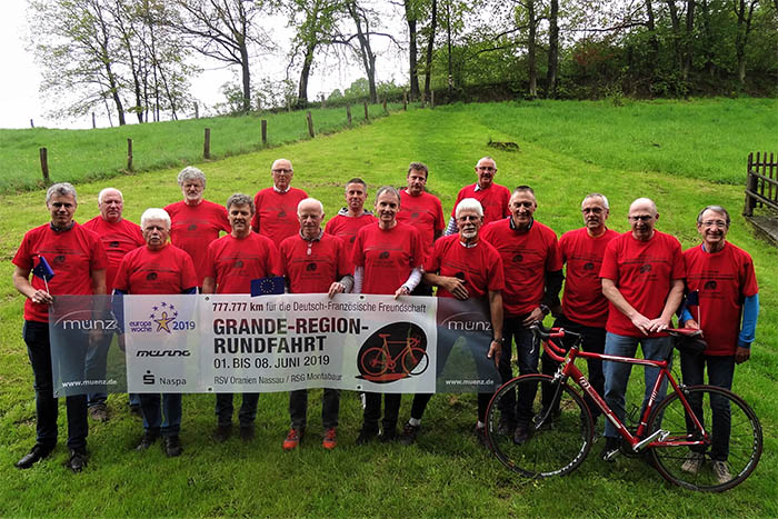 Versammelten sich vor der traditionsreichen Kirmesrundfahrt in Daubach zum Mannschaftsfoto: die deutschen Mitglieder der Equipe France mit den neuen Tour-T-Shirts zur am 1. Juni startenden Grande-Region-Rundfahrt. Foto: privat