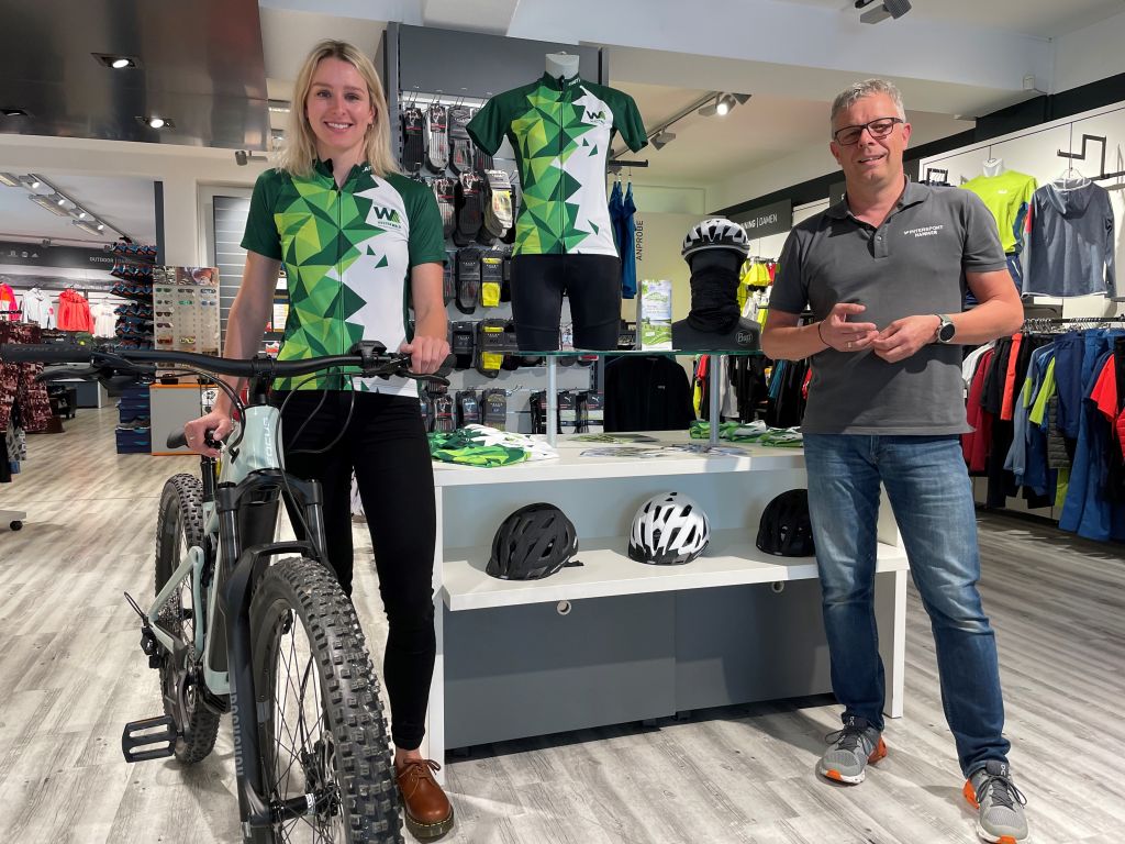 Volker Hammer prsentiert das neue Radtrikot. Foto: privat