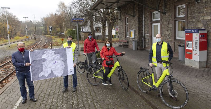 V.l.n.r.: Brgermeister Peter Klckner, Armin Teutsch (Bauverwaltung), Marcus Parac (Planungsbro Stadt-Land-plus), Erste Beigeordnete Gabriele Greis, Klimaschutzmanager Henrik Ltkemeier