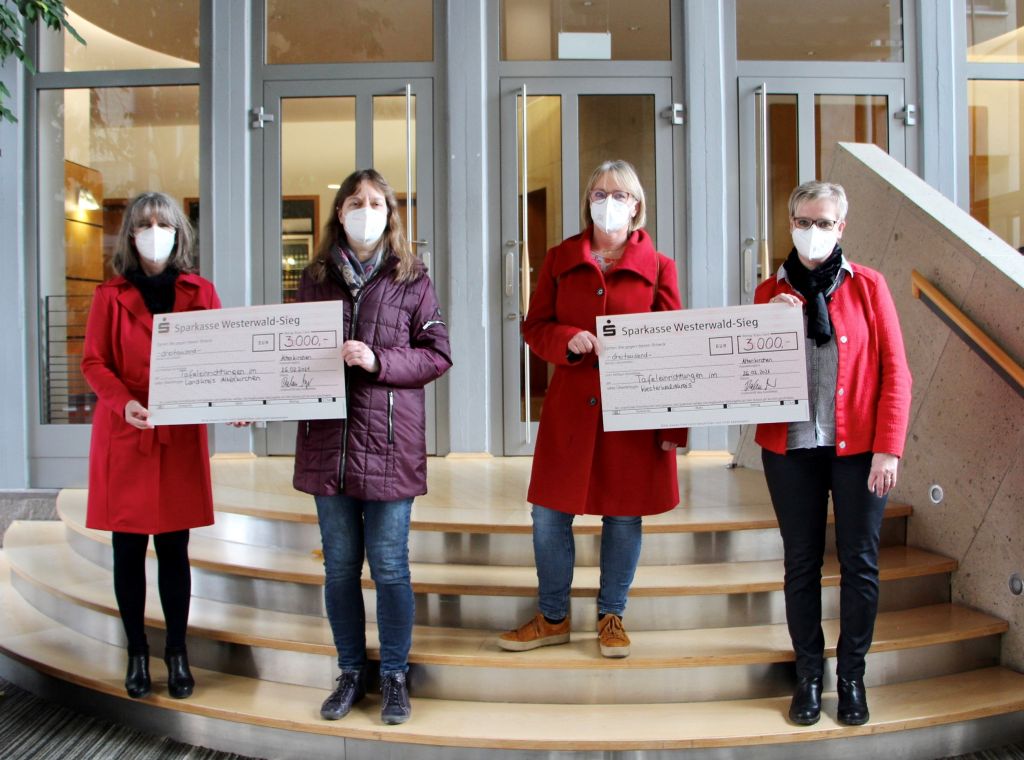 Spendenbergabe an die Tafel. V.l.n.r.: Brbel Decku, Christa Abts, Petra Strunk, Beatrix Molzberger. Foto: Sparkasse Westerwald-Sieg