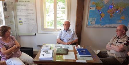 Der Willrother Heimatforscher Albert Schfer (Bildmitte) informierte in der "Amtsstube" Raiffeisens im Flammersfelder Raiffeisenhaus ber das Leben und Wirken des Begrnders der Genossenschaftsidee. (Foto: Heimat- und Verkehrsverein Horhausen)