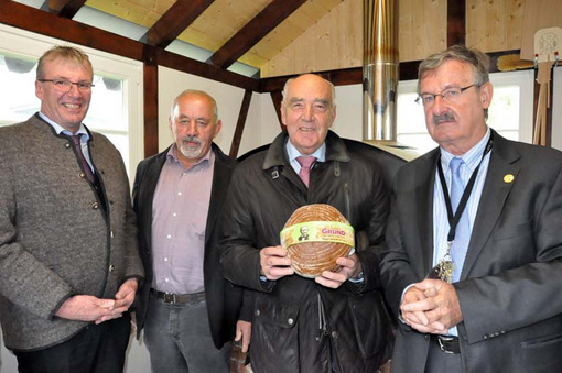 Josef Zolk (rechts) mit dem Prsidenten der Landwirtschaftskammer, Norbert Schindler (2. von rechts). (Foto: kk)