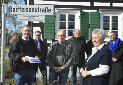 Das Straenzusatzschild wurde in Flammersfeld symbolisch enthllt, der stellvertretende Vorsitzende der deutschen Raiffeisengesellschaft, Josef Zolk (links), begrte dazu Gste der Region und wies auf das kommende Festjahr hin. Foto: kk