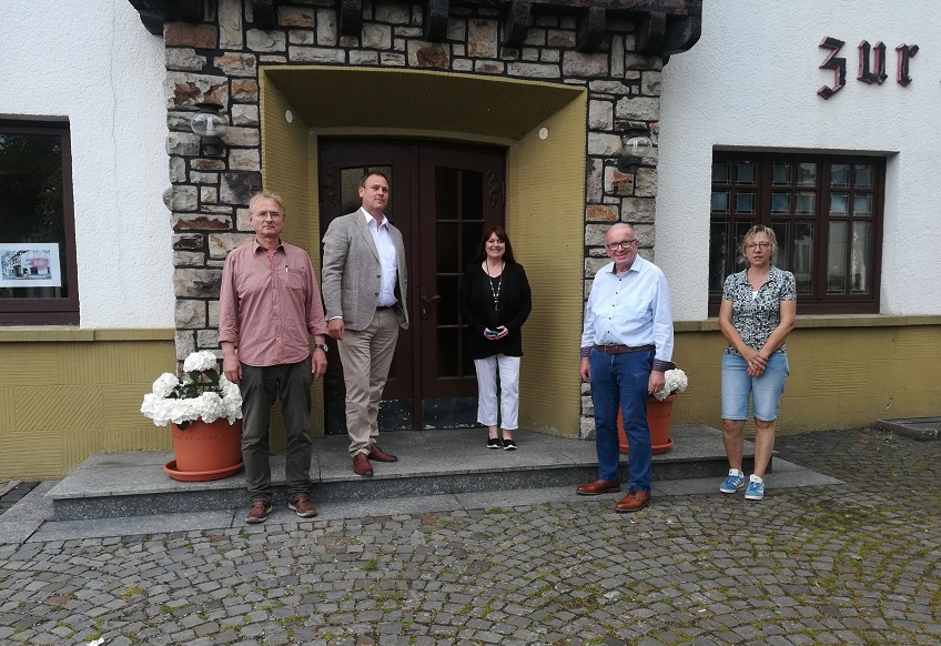 Abstimmungsgesprch im Vereinslokal des Brodvereins 2019, dem Gasthof Zur Post in Weyerbusch. Von links: Vorsitzender Max Weller, 2. Vorsitzender Kim Wortelkamp, Touristikerin Martina Beer, Beigeordneter Rolf Schmidt-Markoski und die Hammer Raiffeisenbotschafterin Freyja Schumacher. (Foto: Brodverein 2019)